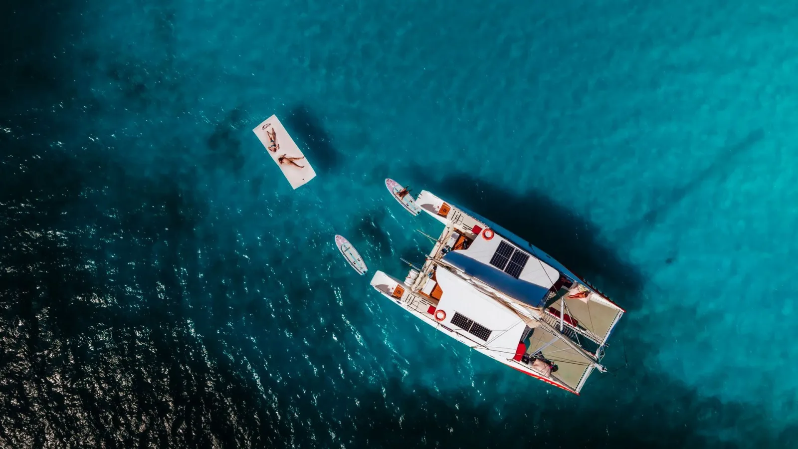 Scoobi Charters sailing toward the islets
