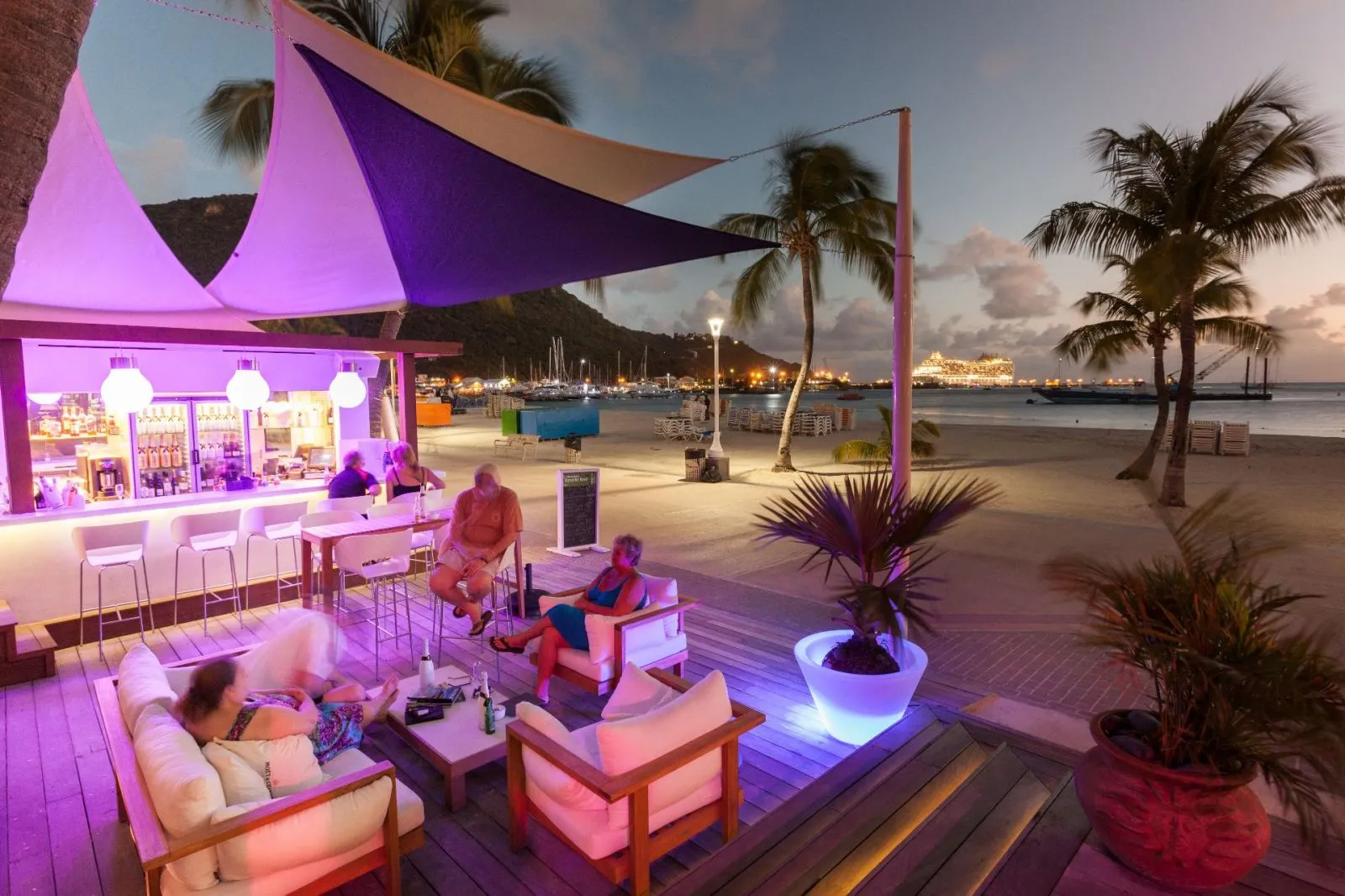 Beach lounge and barefoot bar at Holland House