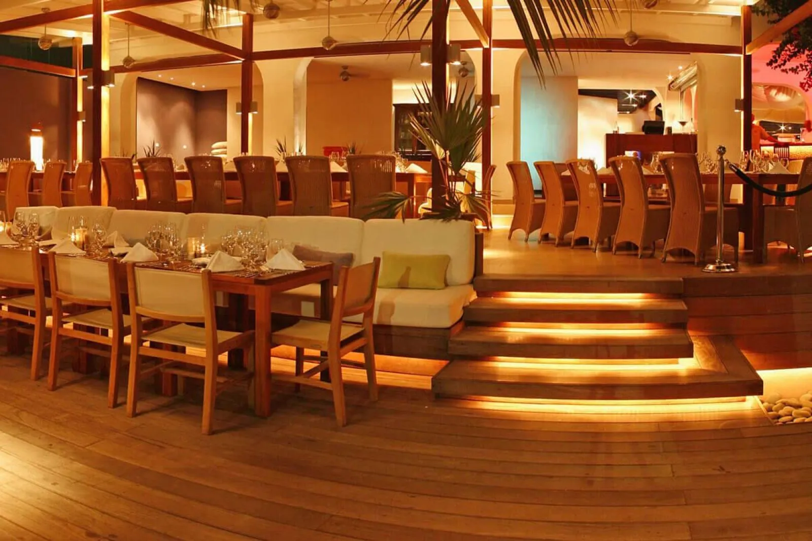 Indoor dining room of the Ocean Lounge