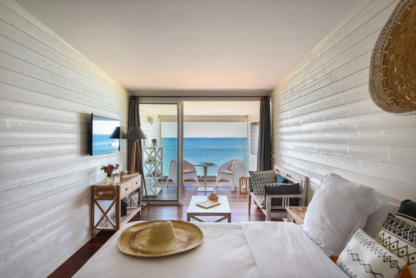 Superior room with king-size bed at Le Temps des Cerises