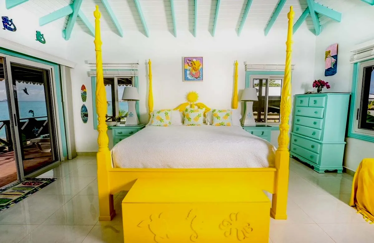 Vintage suite with four-poster bed and sea view at Mary's Boon