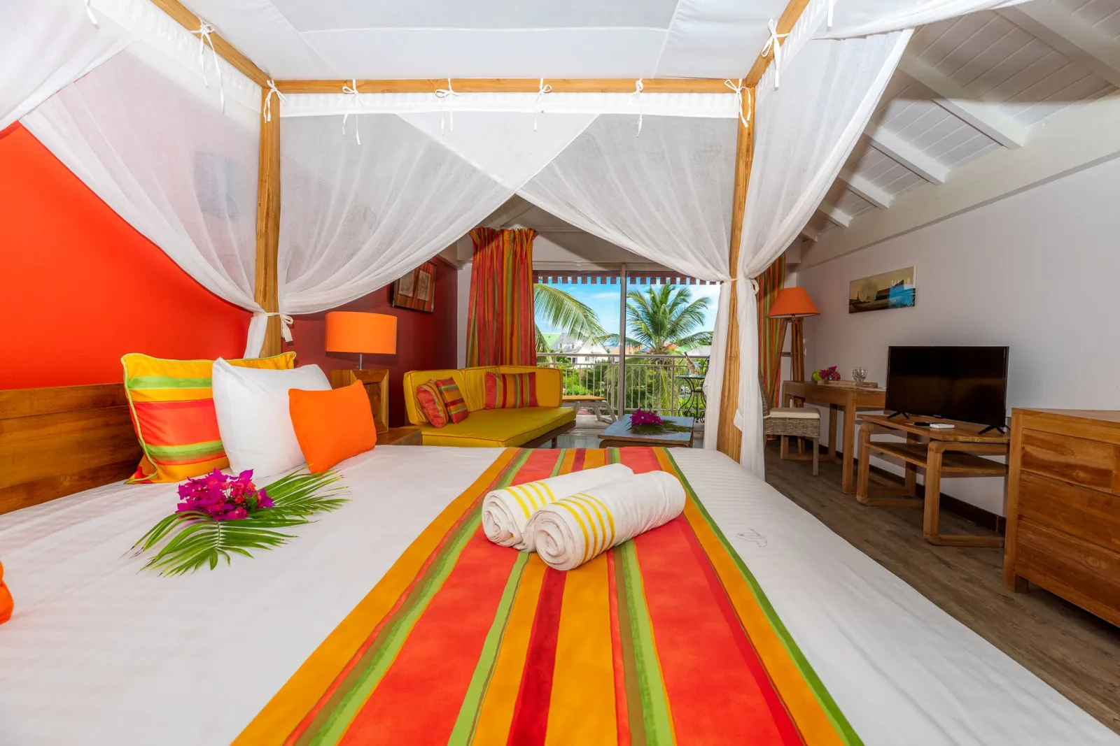 Junior Suite Honeymoon with canopy bed at Palm Court Residence