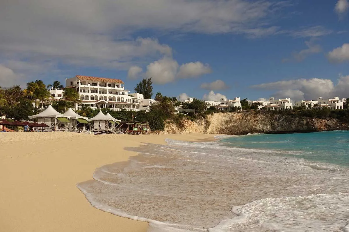 Tropical vegetation lining Baie Longue beach