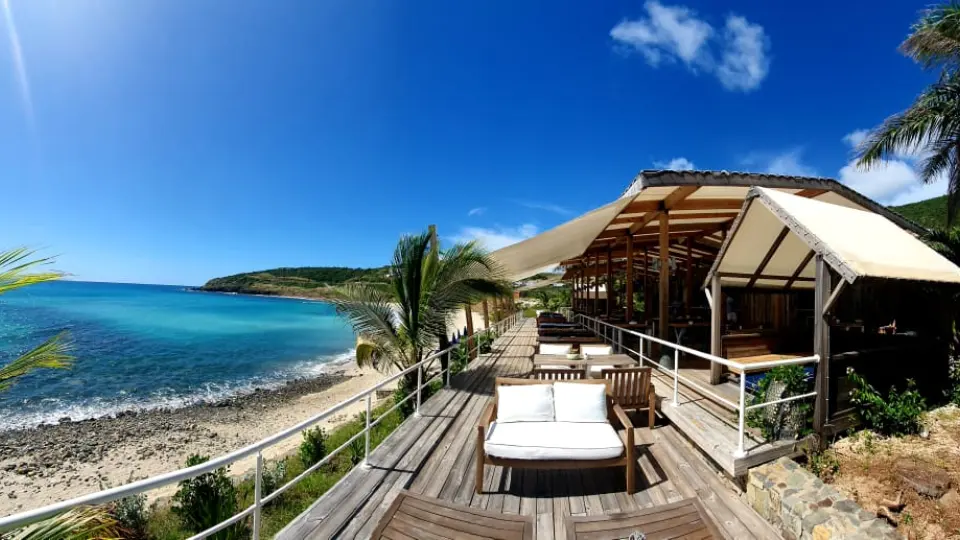 Beach restaurant at Indigo Bay with view over Cay Bay
