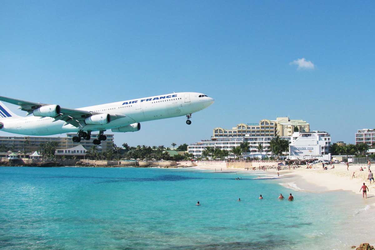 Festive atmosphere at the Sunset Bar on Maho Beach