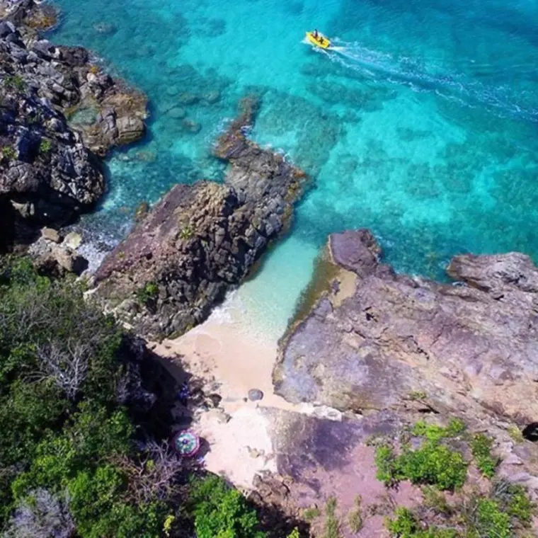 Rocky Lovers Beach cove between Galisbay and Friar's Bay