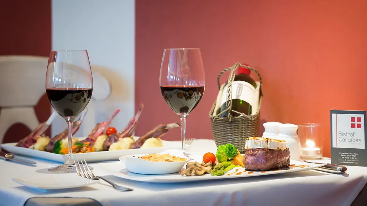 Bistrot Caraïbes - French dining table with refined plates and wine in Grand Case