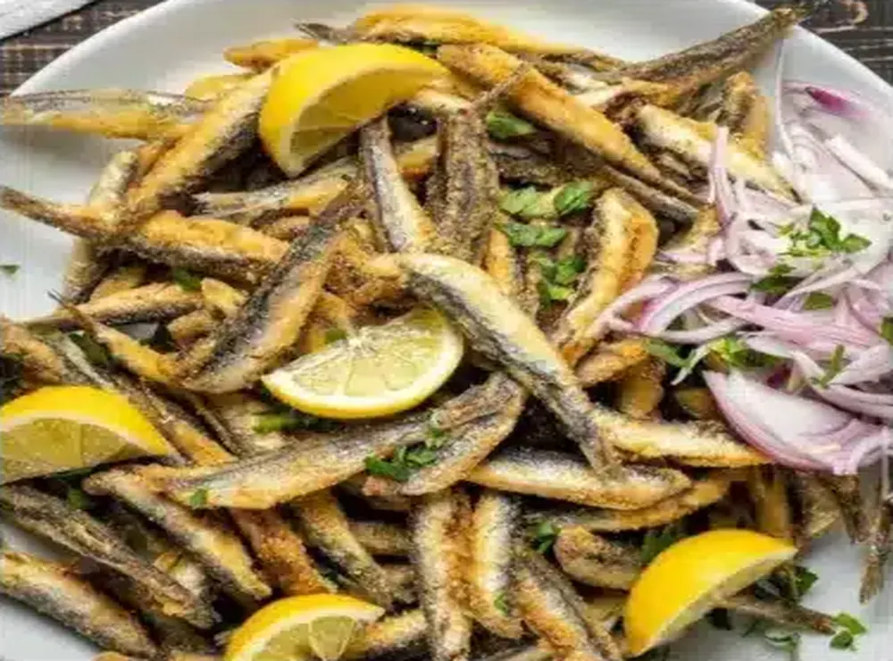 Fried small fish with lemon in the Greek spirit of Kalos