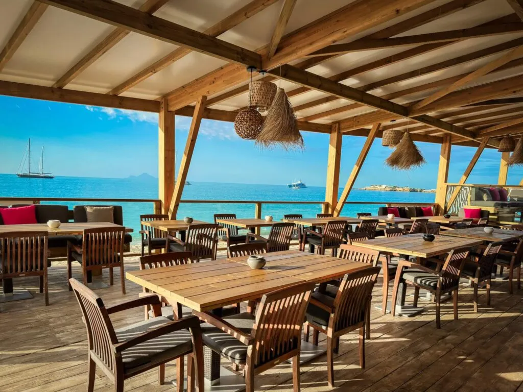Karakter - wooden terrace facing the turquoise sea of Simpson Bay