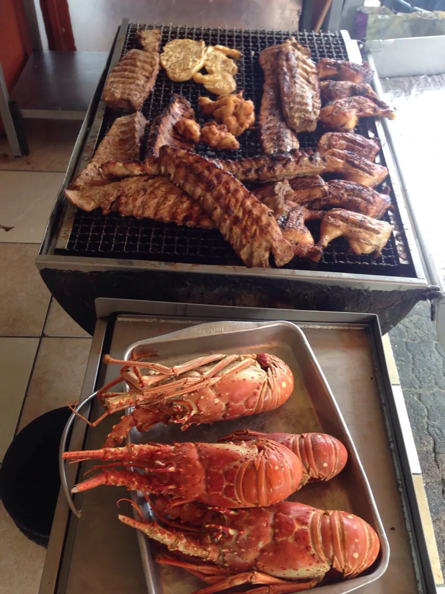Lolo's Ribs Shack - Ribs, chicken and lobster on the grill
