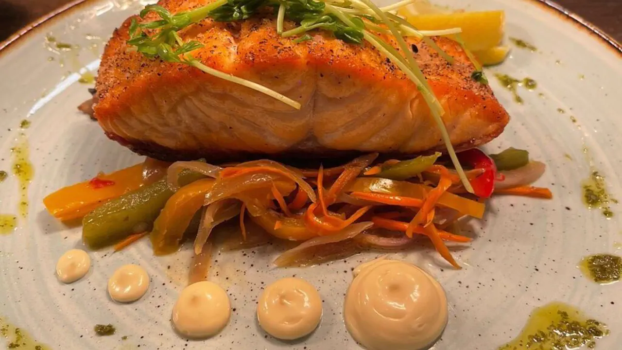Mr Chow - Grilled salmon with vegetables and Asian sauce