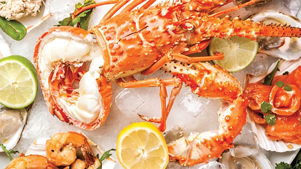 Ocean Lounge - seafood and lobster platter served in Philipsburg