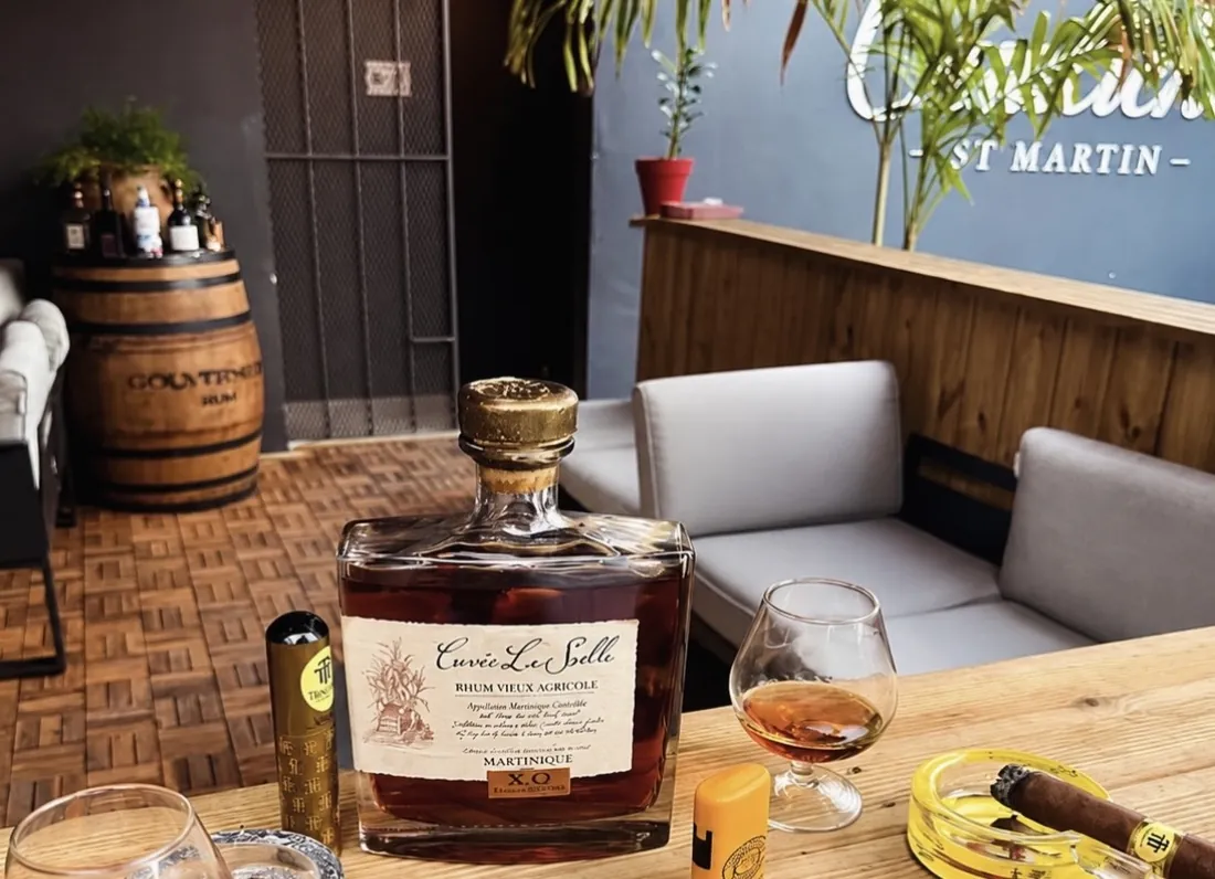 Oualichi Rhum - Glass of aged rum and a cigar on the terrace
