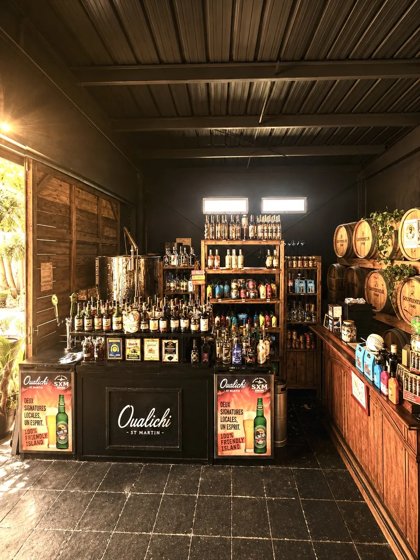 Oualichi Rhum - Shop counter and rum barrels