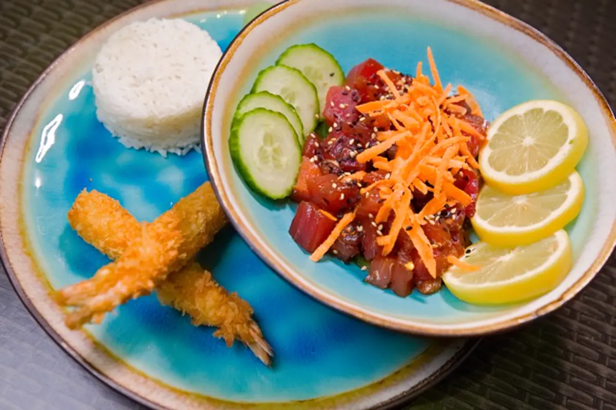 Poke bowl and fresh plate served at Rendez Vous Lounge in Porto Cupecoy