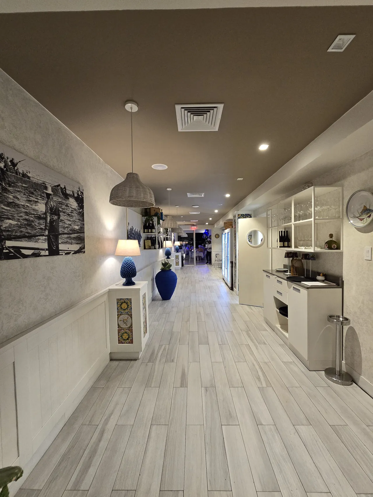 Indoor dining room at Sale & Pepe Marina with light flooring and woven pendant lamps