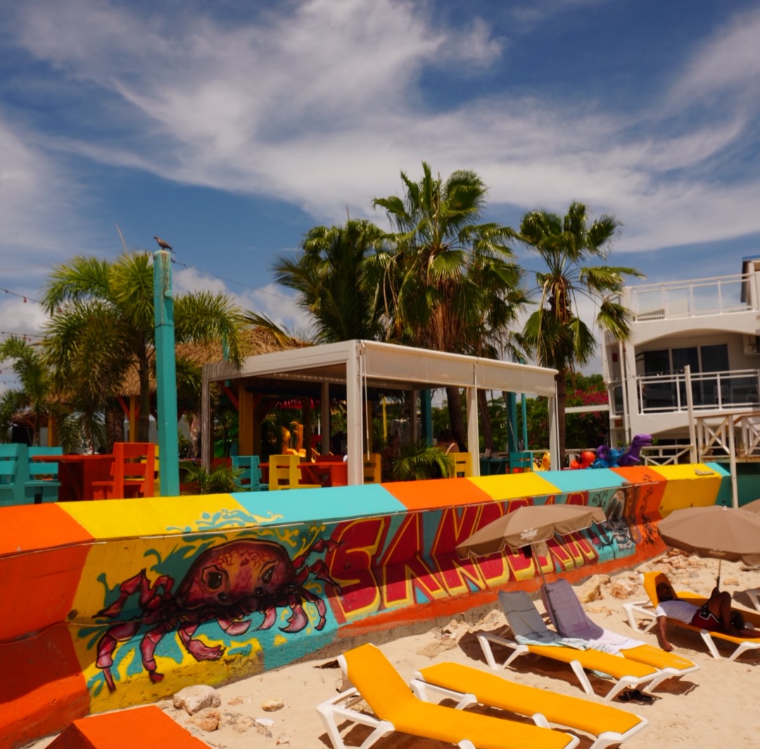 Sandbar SXM - Terrace and loungers by the sea