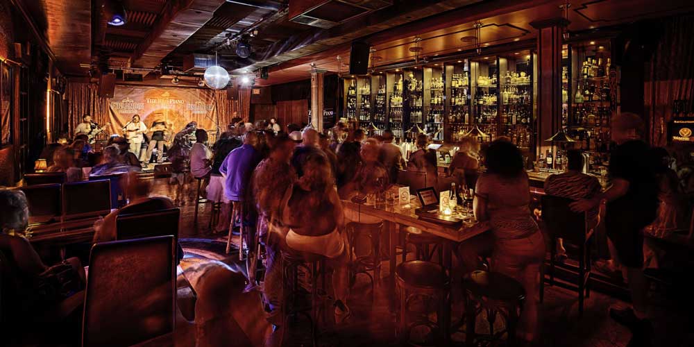 The Red Piano Lounge - Bar and cocktail area