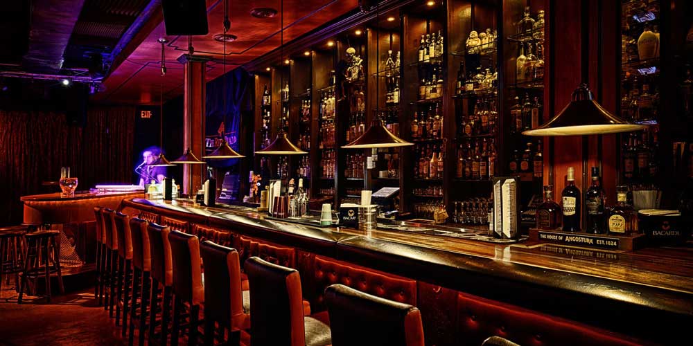 The Red Piano Lounge - Lively crowd and party atmosphere