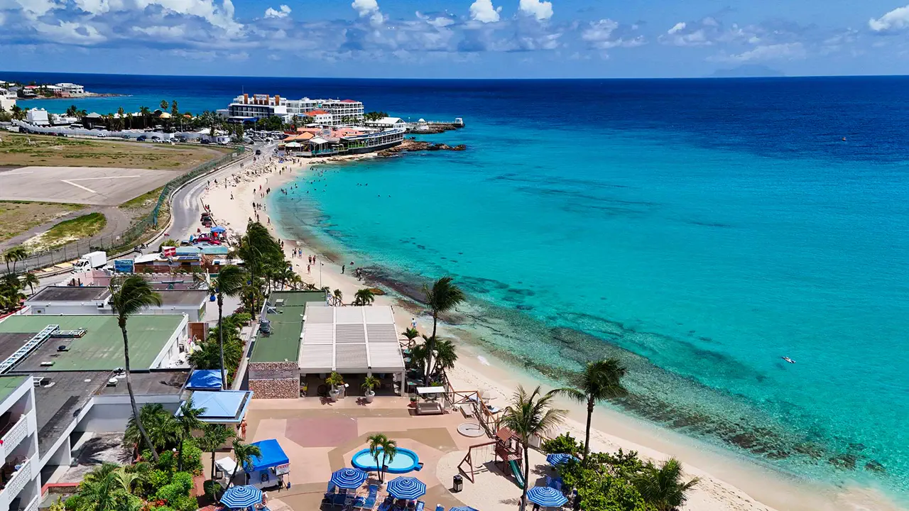 Tortuga Maho - Beachfront restaurant facing the turquoise water of Maho Beach