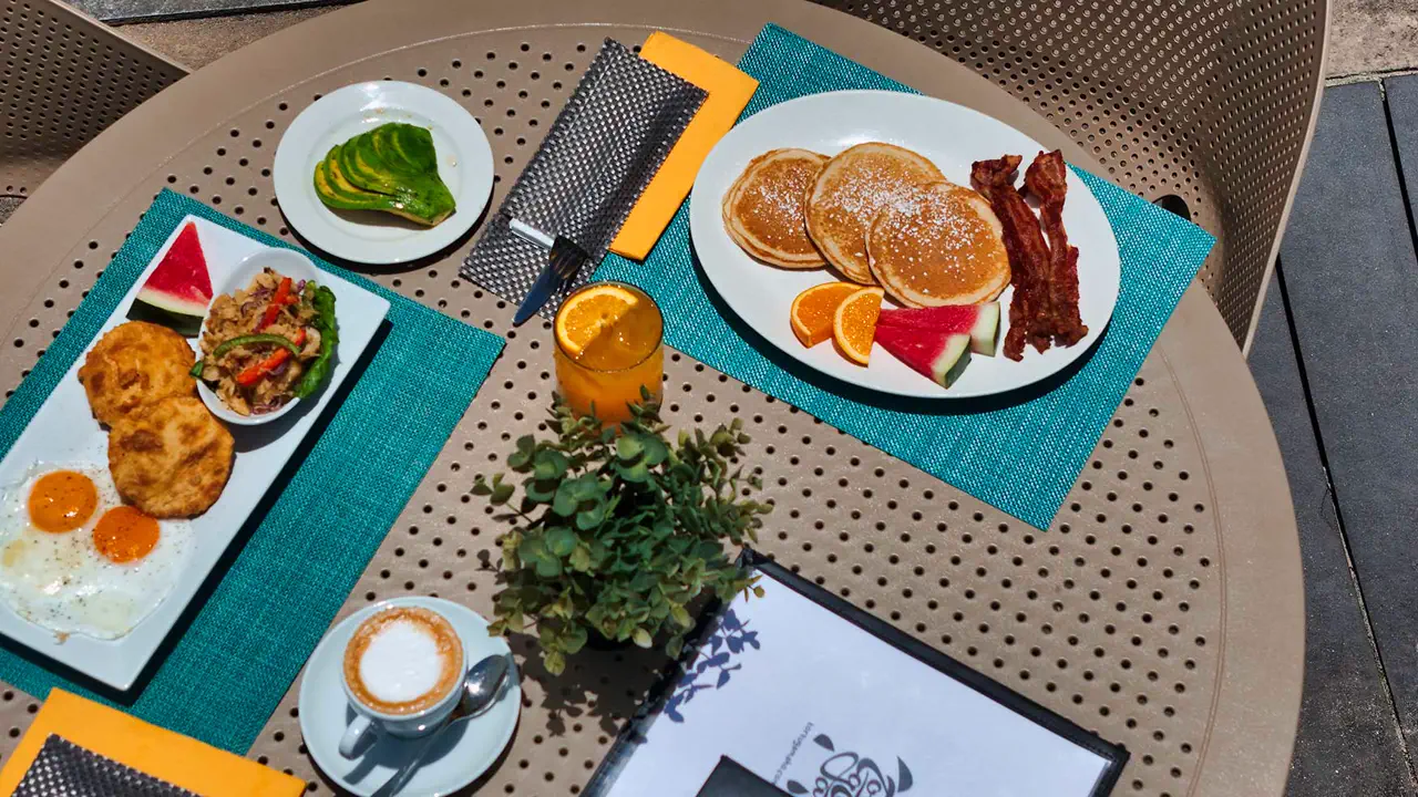 Tortuga Maho - Breakfast with pancakes, eggs and coffee on the terrace