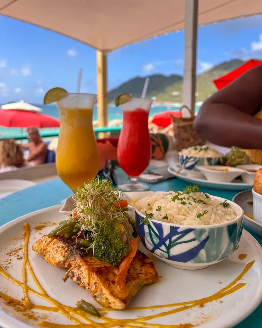 Tropic's Beach Bar SXM - Cocktails and fish plate facing the sea