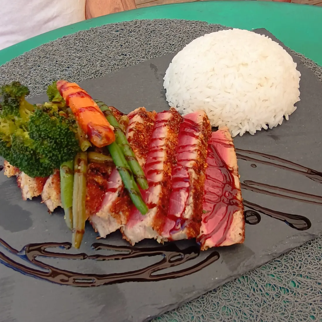 Tropic's Beach Bar SXM - Seared tuna tataki with vegetables and rice