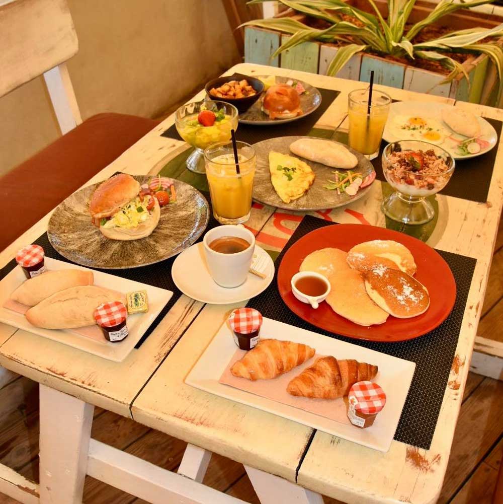 Yellow Sub - Outdoor terrace and dining area