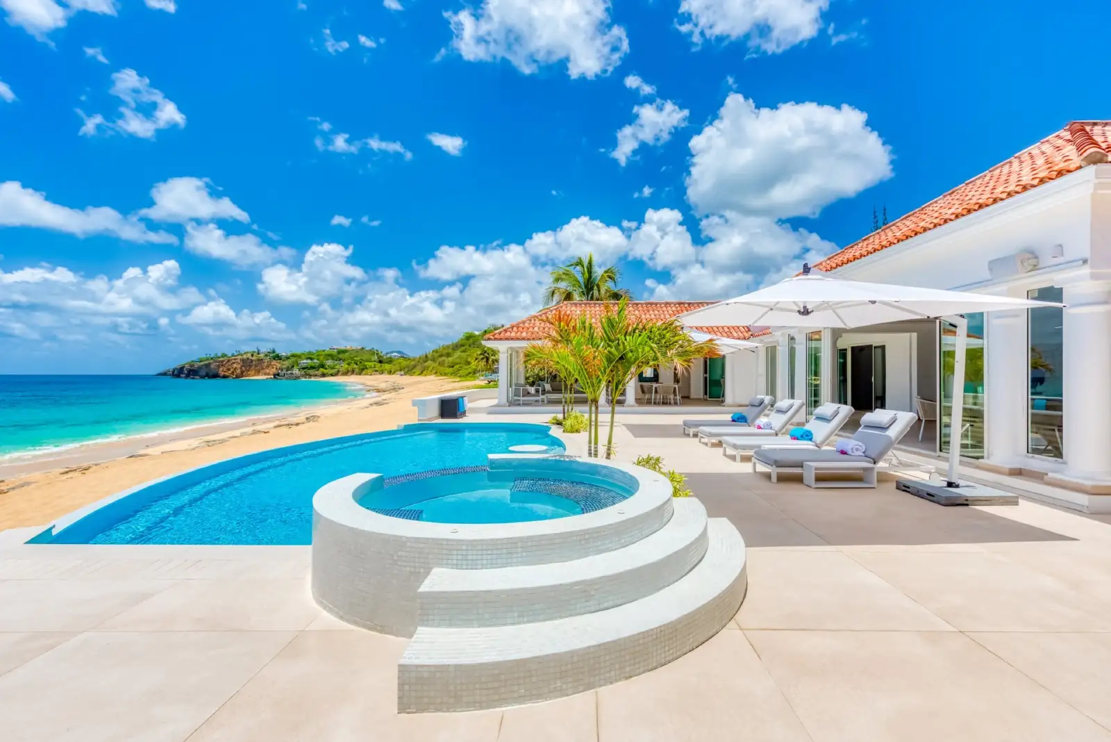 The infinity pool of a villa facing Baie Rouge beach