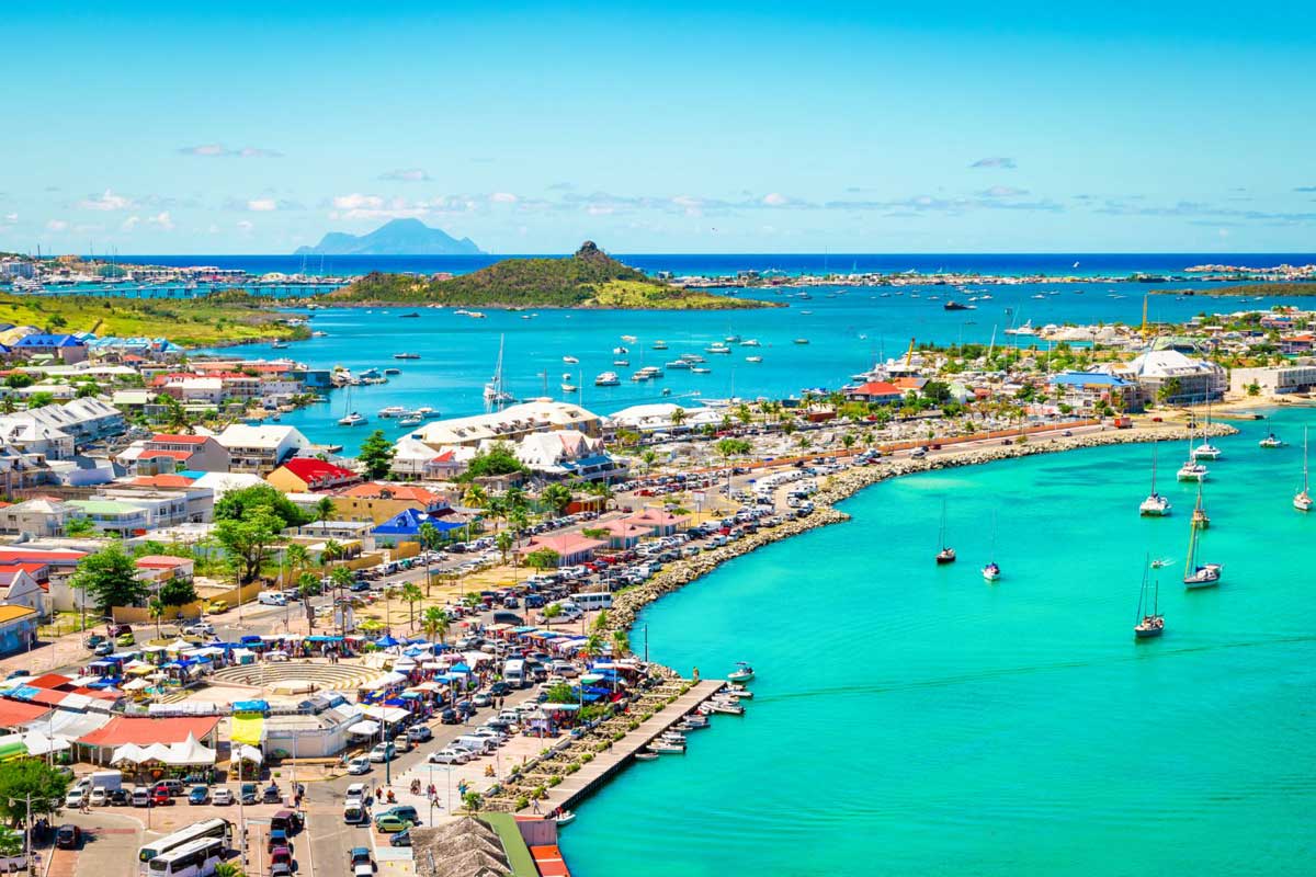How many inhabitants are there on the island of Saint-Martin?
