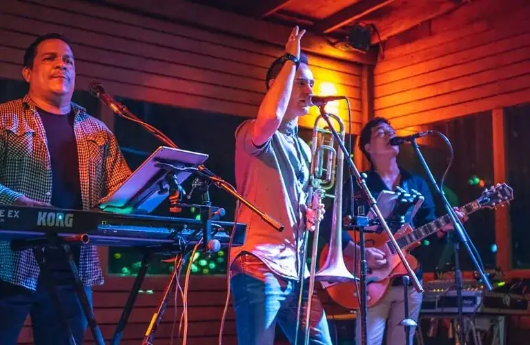 Soggy Dollar Bar - Nightlife atmosphere and live music