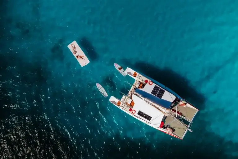 Scoobi Charters sailing toward the islets