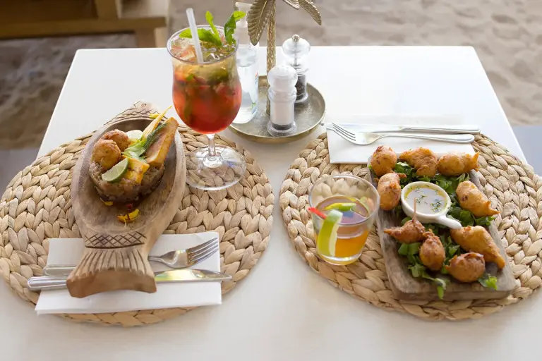 978 Beach Lounge - Accras, Creole plate and cocktail