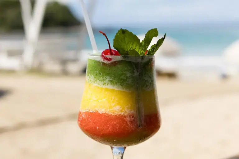 978 Beach Lounge - Tropical cocktail on the beach