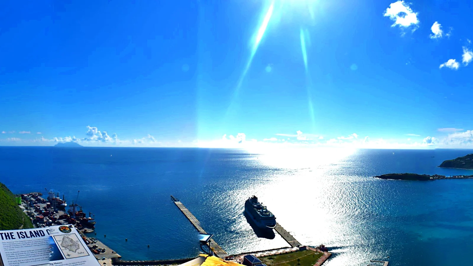 Vue depuis Pelican Park sur Great Bay, le port de croisière de Philipsburg et Saba à l'horizon